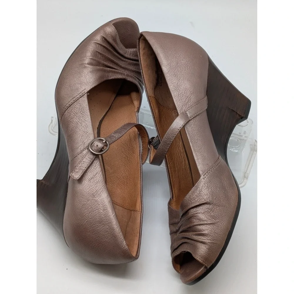Clarks pre owned